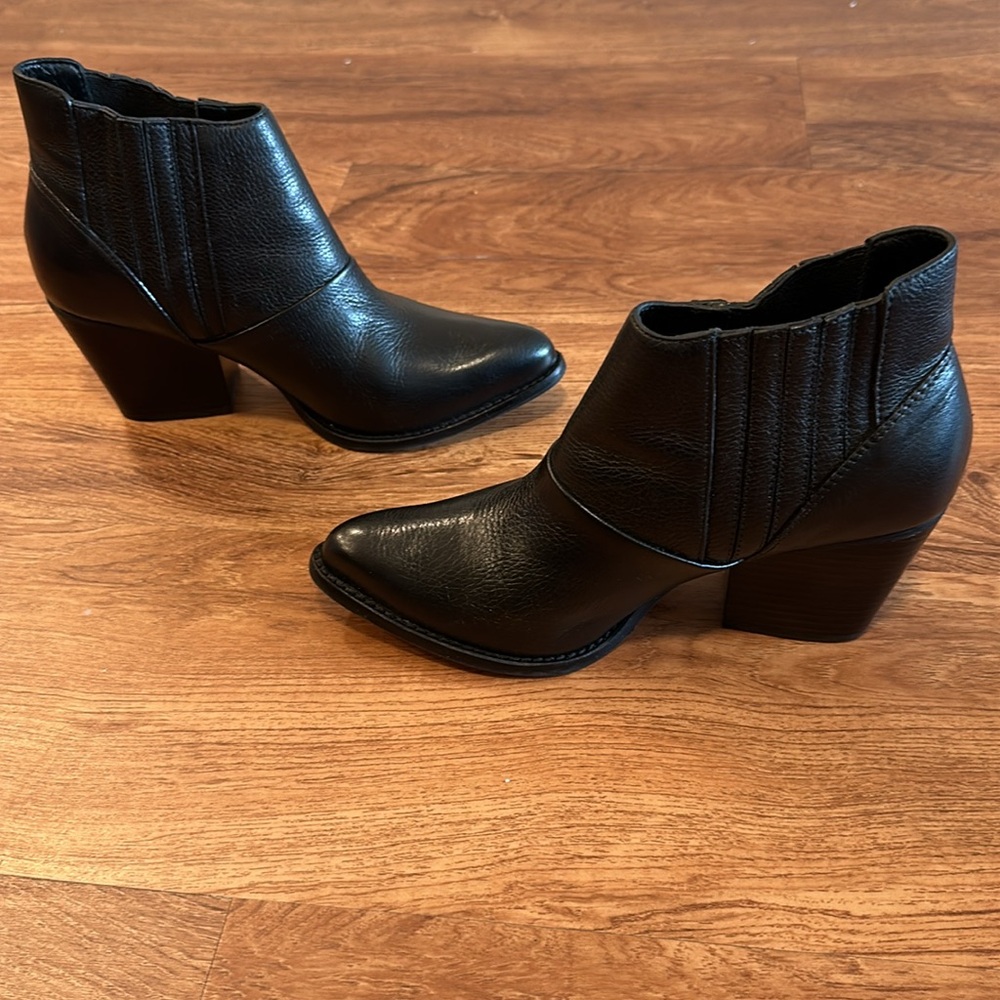 Women Black Leather Booties | 7.5 | Johnston & Murphy